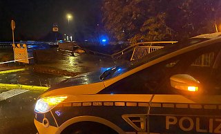 Das Auto durchbrach und zerstörte die Leitplanke an der Ecke Gustav-Heinemann-Brücke/Südrampe und krachte rund 20 Meter tief in ein Gebüsch am darunter befindlichen Weserradweg. MT-Foto: - Patrick Schwemling Das Auto durchbrach und zerstörte die Leitplanke an der Ecke Gustav-Heinemann-Brücke/Südrampe und krachte rund 20 Meter tief in ein Gebüsch am darunter befindlichen Weserradweg. MT-Foto: - Patrick Schwemling