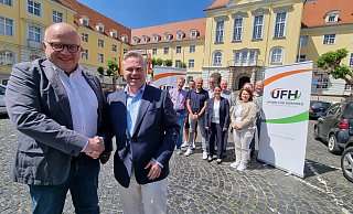 Oliver Galling (UfH) und Tim Kähler (SPD) freuen sich auf den gemeinsamen Wahlkampf um den Chefsessel im Rathaus.?Foto: mot - Moritz Trinsch Oliver Galling (UfH) und Tim Kähler (SPD) freuen sich auf den gemeinsamen Wahlkampf um den Chefsessel im Rathaus.?Foto: mot - Moritz Trinsch