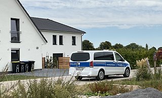 Mit dem Schriftzug Kriminaltechnik: Auch einen Tag nach dem Vorfall ist noch Polizei am Tatort. - Amelie Halstenberg Mit dem Schriftzug Kriminaltechnik: Auch einen Tag nach dem Vorfall ist noch Polizei am Tatort. - Amelie Halstenberg