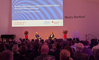 Beim letzten Forum der Erich-Gutenberg-Gesellschaft sind alle Stühle besetzt. Über die Frage, ob unsere Wirtschaftpolitik realitätsfremd ist, diskutieren Theo Koll (l.) und Ulrich Kater. - Susanne Blersch Beim letzten Forum der Erich-Gutenberg-Gesellschaft sind alle Stühle besetzt. Über die Frage, ob unsere Wirtschaftpolitik realitätsfremd ist, diskutieren Theo Koll (l.) und Ulrich Kater. - Susanne Blersch