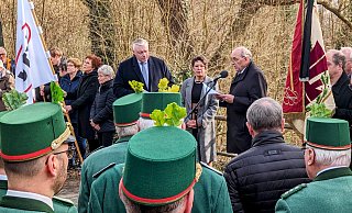 Bürgermeister Daniel Hartmann, Ortsausschussvorsitzende Barbara Rüstemeier und Ortsheimatpfleger Bernhard Föckel eröffnen die Gedenkfeier. - Burkhard Battran Bürgermeister Daniel Hartmann, Ortsausschussvorsitzende Barbara Rüstemeier und Ortsheimatpfleger Bernhard Föckel eröffnen die Gedenkfeier. - Burkhard Battran