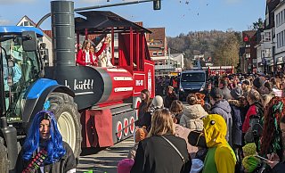 Tolle Stimmung beim großen Bad Driburger Karnevalsumzug am Tulpensonntag. - Burkhard Battran Tolle Stimmung beim großen Bad Driburger Karnevalsumzug am Tulpensonntag. - Burkhard Battran