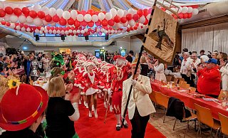 Rund 300 Närrinnen und Narren versammelten sich bei der Rot-Weißen Nacht, bevor es am Tulpensonntag mit dem großen Umzug weiter geht. - Burkhard Battran Rund 300 Närrinnen und Narren versammelten sich bei der Rot-Weißen Nacht, bevor es am Tulpensonntag mit dem großen Umzug weiter geht. - Burkhard Battran