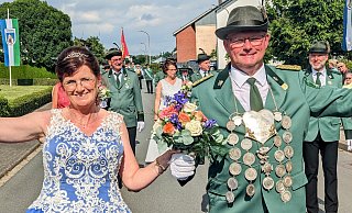 Dietmar und Karin Haneke sind das Königspaar der Vördener Schützenbruderschaft St. Peter und Paul. - Burkhard Battran Dietmar und Karin Haneke sind das Königspaar der Vördener Schützenbruderschaft St. Peter und Paul. - Burkhard Battran