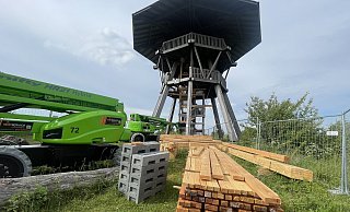 Der Eggeturm auf der Preußischen Velmerstot wird saniert. Seit einem Brand im November 2023 war der Aussichtsturm nicht mehr begehbar. Jetzt steht die Eröffnung kurz bevor. - Silke Buhrmester Der Eggeturm auf der Preußischen Velmerstot wird saniert. Seit einem Brand im November 2023 war der Aussichtsturm nicht mehr begehbar. Jetzt steht die Eröffnung kurz bevor. - Silke Buhrmester