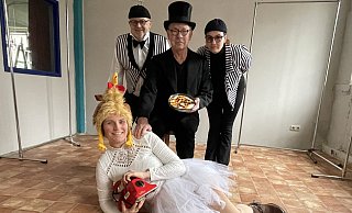 Die beiden naiven Pinguine (Kaveen Tiemann, l. und Janin Bastian) treffen auf den Maulwurf (Johannes Kindler) und das verrückte Huhn, das seinen Staubsauger umklammert (Mandy Fuchs). - Elke Niedringhaus-Haasper Die beiden naiven Pinguine (Kaveen Tiemann, l. und Janin Bastian) treffen auf den Maulwurf (Johannes Kindler) und das verrückte Huhn, das seinen Staubsauger umklammert (Mandy Fuchs). - Elke Niedringhaus-Haasper