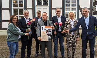 Die 2. Kulturringvorsitzende Britta Multhaupt, Bürgermeister Hermann Temme, Kulturringvorstand Markus Krömeke, Vorsitzender Bernhard Fischer, Sponsorenvertreter Dominik Reineke, Viola Welsow und NWD-Orchesterdirektor Friedrich Luchterhandt freuen sich auf das 19. Neujahrskonzert in Brakel. - Burkhard Battran Die 2. Kulturringvorsitzende Britta Multhaupt, Bürgermeister Hermann Temme, Kulturringvorstand Markus Krömeke, Vorsitzender Bernhard Fischer, Sponsorenvertreter Dominik Reineke, Viola Welsow und NWD-Orchesterdirektor Friedrich Luchterhandt freuen sich auf das 19. Neujahrskonzert in Brakel. - Burkhard Battran