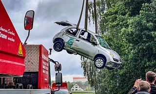Am Mittwochvormittag wurde ein Auto mit einem Spezialkran aus der Aa in Herford geborgen. - Daniel Salmon Am Mittwochvormittag wurde ein Auto mit einem Spezialkran aus der Aa in Herford geborgen. - Daniel Salmon