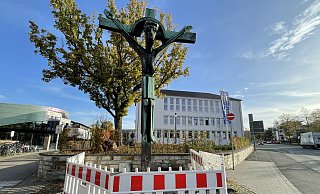 Das Rikus-Kreuz am Gierstor in Paderborn - hier vor dem Abbau - wird nach jetzigem Stand frühestens im Frühjar 2026 wieder dort stehen. - Archivfoto Lea Sasse Das Rikus-Kreuz am Gierstor in Paderborn - hier vor dem Abbau - wird nach jetzigem Stand frühestens im Frühjar 2026 wieder dort stehen. - Archivfoto Lea Sasse