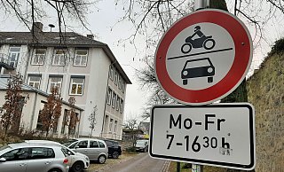 Seit Januar ist es in NRW Kommunen erlaubt, Straßen in Schulnähe zeitweise für Fahrzeuge zu sperren. An der Graf-Dodiko-Grundschule in Warburg ist dies schon länger der Fall. - Dieter Scholz Seit Januar ist es in NRW Kommunen erlaubt, Straßen in Schulnähe zeitweise für Fahrzeuge zu sperren. An der Graf-Dodiko-Grundschule in Warburg ist dies schon länger der Fall. - Dieter Scholz