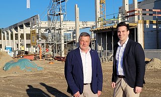 Liegen voll im Zeit- und Kostenplan: Matthias Mense und Daniel Fernandez, die beiden geschäftsführenden Gesellschafter des Autohauses, feierten am Donnerstag Richtfest. - Ludger Osterkamp Liegen voll im Zeit- und Kostenplan: Matthias Mense und Daniel Fernandez, die beiden geschäftsführenden Gesellschafter des Autohauses, feierten am Donnerstag Richtfest. - Ludger Osterkamp