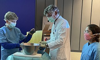 Zwei Studenten der Kinderuni werden in den Assistentenstand erhoben und helfen dem Mediziner Jost Niedermeyer dabei, zu zeigen, wie Fische über ihre Kiemen atmen. - Elke Niedringhaus-Haasper Zwei Studenten der Kinderuni werden in den Assistentenstand erhoben und helfen dem Mediziner Jost Niedermeyer dabei, zu zeigen, wie Fische über ihre Kiemen atmen. - Elke Niedringhaus-Haasper