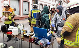 Unbekannte hatten in einem Geschäft an der Hauptstraße in Warburg Buttersäure verschüttet. Feuerwehr und Polizei waren im Großeinsatz. - Dieter Scholz Unbekannte hatten in einem Geschäft an der Hauptstraße in Warburg Buttersäure verschüttet. Feuerwehr und Polizei waren im Großeinsatz. - Dieter Scholz