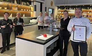 Im betriebseigenen Restaurant der Bröckling Vullhorst Ingenieure wird immer frisch gekocht: Andrea Tessmer (v.l.), Bärbel Sandbrothe, Petra Austermann, Maria Dreisewerd, Faye Gellermann und Madeline Graßhof unterstützen den Chefkoch Roberto Schack tatkräftig. - Jule Prietzel Im betriebseigenen Restaurant der Bröckling Vullhorst Ingenieure wird immer frisch gekocht: Andrea Tessmer (v.l.), Bärbel Sandbrothe, Petra Austermann, Maria Dreisewerd, Faye Gellermann und Madeline Graßhof unterstützen den Chefkoch Roberto Schack tatkräftig. - Jule Prietzel