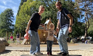 Johanna und Marius Krüger mit Tochter Lisa auf dem neuen Spielplatz im Paderauenpark - Julia Spiekerkötter Johanna und Marius Krüger mit Tochter Lisa auf dem neuen Spielplatz im Paderauenpark - Julia Spiekerkötter
