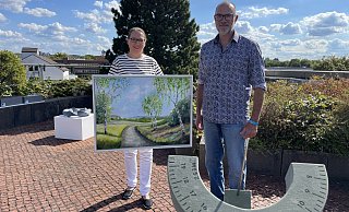 Die Dachterrasse der Paderborner Stadtwerke bietet nur dem Bildhauer Thomas Vossebürger eine Stellfläche, während unter anderem Anja Reineke (l.) ins Treppenhaus verbannt ist. - Ann-Britta Dohle Die Dachterrasse der Paderborner Stadtwerke bietet nur dem Bildhauer Thomas Vossebürger eine Stellfläche, während unter anderem Anja Reineke (l.) ins Treppenhaus verbannt ist. - Ann-Britta Dohle