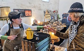 Bei diesem Stand auf dem Herbst-Cocktail in Beverungen-Wehrden darf auch gerne erst mal probiert werden. - Neue Westfälische