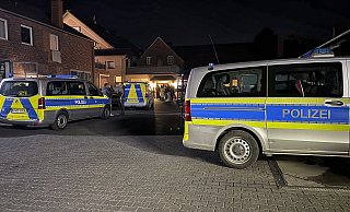 Ornungsamt, Zoll und Polizei haben am Donnerstagabend ein illegales Poker-Turnier im Veranstaltungsraum einer ehemaligen Gaststätte im Kaunitzer Ortszentrum beendet. Die Spieler werden aus dem Saal gewiesen. Einige diskutieren vor dem Eingang über das unplanmäßig frühe Ende des Abends. - Roland Thöring Ornungsamt, Zoll und Polizei haben am Donnerstagabend ein illegales Poker-Turnier im Veranstaltungsraum einer ehemaligen Gaststätte im Kaunitzer Ortszentrum beendet. Die Spieler werden aus dem Saal gewiesen. Einige diskutieren vor dem Eingang über das unplanmäßig frühe Ende des Abends. - Roland Thöring