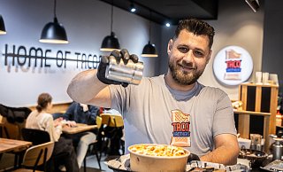 Inhaber Aras Sheikmous serviert im "Taco Brothers" in Bielefeld sein "Mac´n´Cheese" - Mike-Dennis Müller / www.mdm.photo Inhaber Aras Sheikmous serviert im "Taco Brothers" in Bielefeld sein "Mac´n´Cheese" - Mike-Dennis Müller / www.mdm.photo