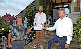 Zum Abschied bekommt Günter Augustin (v. l.) eine Karrikatur, auf der alle Mitglieder der SPD-Fraktion unterschrieben haben. Überreicht wird das Geschenk vom Stadtverbandsvorsitzenden Peter Heepmann (Mitte) und Weggefährten Dirk Becker. - Gunter Held Zum Abschied bekommt Günter Augustin (v. l.) eine Karrikatur, auf der alle Mitglieder der SPD-Fraktion unterschrieben haben. Überreicht wird das Geschenk vom Stadtverbandsvorsitzenden Peter Heepmann (Mitte) und Weggefährten Dirk Becker. - Gunter Held