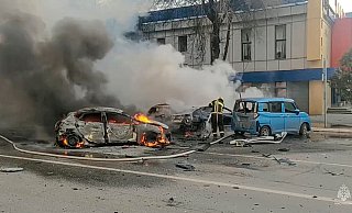 Feuerwehrleute löschen in Belgorod brennende Autos. - Russia Emergency Situations Ministry telegram channel/AP/dpa Feuerwehrleute löschen in Belgorod brennende Autos. - Russia Emergency Situations Ministry telegram channel/AP/dpa