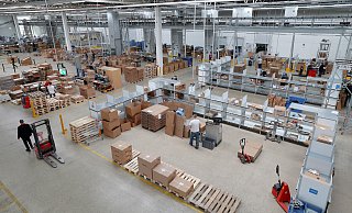 Blick von oben: In der Kommissionierzone können täglich 8.000 Pakete zusammengestellt und versendet werden, außerdem 200 Paletten. Beim Neubau ist auch auf ergonomische Arbeitsbedingungen und helle Umgebung geachtet worden. - Patrick Menzel Blick von oben: In der Kommissionierzone können täglich 8.000 Pakete zusammengestellt und versendet werden, außerdem 200 Paletten. Beim Neubau ist auch auf ergonomische Arbeitsbedingungen und helle Umgebung geachtet worden. - Patrick Menzel