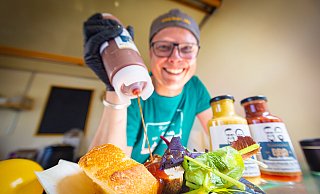 Aber bitte mit Sauce – anders geht's beim Grillen nicht für Falk Hoffmann (Bielefelder BBQ). - Mike-Dennis Mueller Aber bitte mit Sauce – anders geht's beim Grillen nicht für Falk Hoffmann (Bielefelder BBQ). - Mike-Dennis Mueller