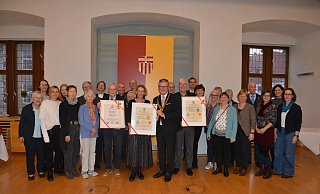 Bürgermeister Michael Dreier (Mitte) überreicht den Heimat-Preis an Heimatkünstler Egon Hüls (v.l. mit Urkunde), Linda Dülme (Leiterin der Bücherei Marienloh) und Steffen Laux (Vorsitzender des Städtischen Musikvereins Paderborn). - Stadt Paderborn/Miriam Brune Bürgermeister Michael Dreier (Mitte) überreicht den Heimat-Preis an Heimatkünstler Egon Hüls (v.l. mit Urkunde), Linda Dülme (Leiterin der Bücherei Marienloh) und Steffen Laux (Vorsitzender des Städtischen Musikvereins Paderborn). - Stadt Paderborn/Miriam Brune