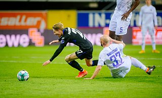 Chris Führich schoss gegen Darmstadt das 2:1 für den SC Paderborn. In dieser Szene holte er zudem einen Elfmeter heraus, da ihn Darmstadts Kapitän Fabian Holland regelwidrig stoppte. - Besim Mazhiqi Chris Führich schoss gegen Darmstadt das 2:1 für den SC Paderborn. In dieser Szene holte er zudem einen Elfmeter heraus, da ihn Darmstadts Kapitän Fabian Holland regelwidrig stoppte. - Besim Mazhiqi