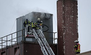 Die Feuerwehrmänner müssen hoch hinaus. - Andreas Zobe Die Feuerwehrmänner müssen hoch hinaus. - Andreas Zobe