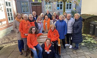 Vizepräsidentin Annette Finkeldei und Präsidentin Leonore von Falkenhausen (vorn) freuen sich mit weiteren engagierten Frauen und Männern, die orangefarbene Bank ans Forum Anja Niedringhaus und das Museum im Jacob-Pins-Forum zu übergeben. - Zonta Vizepräsidentin Annette Finkeldei und Präsidentin Leonore von Falkenhausen (vorn) freuen sich mit weiteren engagierten Frauen und Männern, die orangefarbene Bank ans Forum Anja Niedringhaus und das Museum im Jacob-Pins-Forum zu übergeben. - Zonta