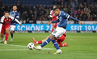 Isaiah Young zieht ab und trifft zum 1:0 für den DSC Arminia gegen Viktoria Köln. - Oliver Krato Isaiah Young zieht ab und trifft zum 1:0 für den DSC Arminia gegen Viktoria Köln. - Oliver Krato