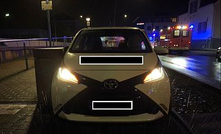 Toyota im Gleisbett nach Crash in Gadderbaum - Polizei BI Toyota im Gleisbett nach Crash in Gadderbaum - Polizei BI