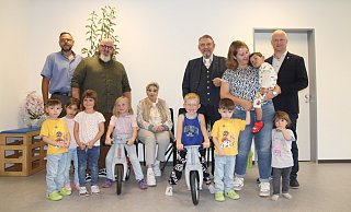 Die Kinder sowie Investor Paul Gauselmann, Bürgermeister Henning Vieker, Kita-Leiter Christian Albrecht und Johanniter-Regionalleiter Christian Rehberg freuen sich über den tollen neuen Kindergarten.?Fotos: Klaus Frensing - Klaus Frensing Die Kinder sowie Investor Paul Gauselmann, Bürgermeister Henning Vieker, Kita-Leiter Christian Albrecht und Johanniter-Regionalleiter Christian Rehberg freuen sich über den tollen neuen Kindergarten.?Fotos: Klaus Frensing - Klaus Frensing