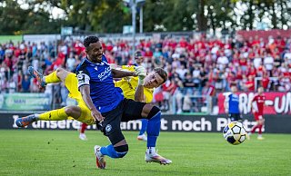 Arminia Bielefeld hatte Mühe gegen die kämpfenden Clarholzer. - Sarah Jonek Arminia Bielefeld hatte Mühe gegen die kämpfenden Clarholzer. - Sarah Jonek