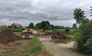 Hier wird viel Erde bewegt: Im Hunnebrocker Bruch tut die Stadt derzeit viel für den Schutz vor Hochwasser. Das Oberflächenwasser wird gereinigt, bevor es in die Polder fließt. - Katharina Eisele Hier wird viel Erde bewegt: Im Hunnebrocker Bruch tut die Stadt derzeit viel für den Schutz vor Hochwasser. Das Oberflächenwasser wird gereinigt, bevor es in die Polder fließt. - Katharina Eisele
