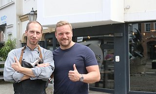Mitinhaber Sascha Kressmann (rechts) freut sich darüber, mit Mario Weigang (links) einen Koch für das "Gans oder gar nicht" gefunden zu haben. - Claus Frickemeier Mitinhaber Sascha Kressmann (rechts) freut sich darüber, mit Mario Weigang (links) einen Koch für das "Gans oder gar nicht" gefunden zu haben. - Claus Frickemeier