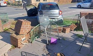 Dieser Smart krachte am Dienstag von der Werster Straße in die Mauer von Familie Fakih. - Mahmoud Fakih Dieser Smart krachte am Dienstag von der Werster Straße in die Mauer von Familie Fakih. - Mahmoud Fakih