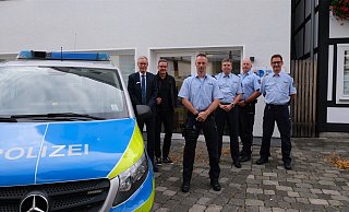 Bild (v.l.n.r.): Landrat Sven-Georg Adenauer, Bürgermeister Andreas Sunder, Polizeioberkommissar Dennis Eilhoff, Leitender Polizeidirektor Holger Meier, Polizeihauptkommissar Andreas Möllenhoff und Polizeihauptkommissar Rainer-Wilhelm Borgmeier. - Polizei Gütersloh Bild (v.l.n.r.): Landrat Sven-Georg Adenauer, Bürgermeister Andreas Sunder, Polizeioberkommissar Dennis Eilhoff, Leitender Polizeidirektor Holger Meier, Polizeihauptkommissar Andreas Möllenhoff und Polizeihauptkommissar Rainer-Wilhelm Borgmeier. - Polizei Gütersloh