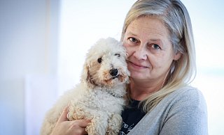 Christine Jirsa-Mruck liebt ihren kleinen Pepe über alles, den sie übers Internet bekommen hat. Doch er ist ein echter Problemhund. - Sarah Jonek Christine Jirsa-Mruck liebt ihren kleinen Pepe über alles, den sie übers Internet bekommen hat. Doch er ist ein echter Problemhund. - Sarah Jonek