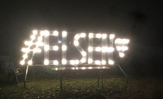 Mit dieser Lichtinstallation soll das Zusammengehörigkeitsgefühl in Elsen gestärkt werden. - Eva M. Helmer Mit dieser Lichtinstallation soll das Zusammengehörigkeitsgefühl in Elsen gestärkt werden. - Eva M. Helmer