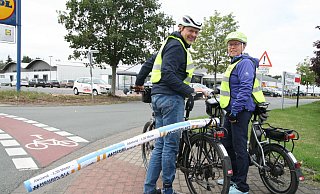 Sigrid und Uwe Diekmann vom ADFC Enger-Spenge demonstrieren an einem Kreisel an der viel befahrenen Bünder Straße, welcher Raum einem Radler zusteht. - Karin Wessler Sigrid und Uwe Diekmann vom ADFC Enger-Spenge demonstrieren an einem Kreisel an der viel befahrenen Bünder Straße, welcher Raum einem Radler zusteht. - Karin Wessler