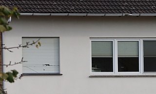Ein Riss in einer Jalousie deutet womöglich auf den SEK-Einsatz hin. - Marcus Riechmann Ein Riss in einer Jalousie deutet womöglich auf den SEK-Einsatz hin. - Marcus Riechmann