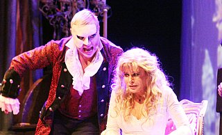 Musicalstars Uwe Kröger und Deborah Sasson begeistern das Publikum beim „Phantom der Oper“. Fast hätten sie das vielleicht auch in der Musical-Hall SHS gemacht. - burkhard battran Musicalstars Uwe Kröger und Deborah Sasson begeistern das Publikum beim „Phantom der Oper“. Fast hätten sie das vielleicht auch in der Musical-Hall SHS gemacht. - burkhard battran