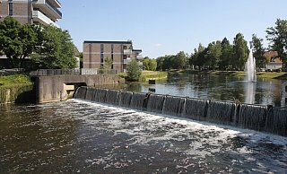 Das Bergertor-Wehr soll in Zukunft halbseitig ein bewegliches Wehr haben, halbseitig ein Raugerinne, über das Fische aufsteigen können. - Peter Steinert Das Bergertor-Wehr soll in Zukunft halbseitig ein bewegliches Wehr haben, halbseitig ein Raugerinne, über das Fische aufsteigen können. - Peter Steinert