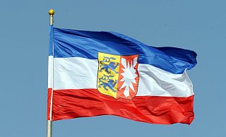 Die Landesfahne von Schleswig-Holstein: Das Bundesland möchte die Ukraine unterstützen. - Carsten Rehder/dpa Die Landesfahne von Schleswig-Holstein: Das Bundesland möchte die Ukraine unterstützen. - Carsten Rehder/dpa