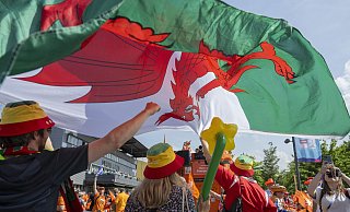 Walisische Fans feiern zum EM-Start; vor dem zweiten Spiel erlebten die Spielerinnen von der Insel dann einen Schreckmoment. - Urs Flueeler/KEYSTONE/dpa Walisische Fans feiern zum EM-Start; vor dem zweiten Spiel erlebten die Spielerinnen von der Insel dann einen Schreckmoment. - Urs Flueeler/KEYSTONE/dpa