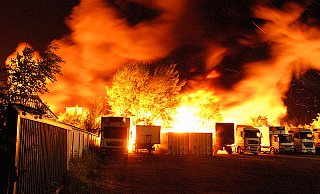 Flammen über dem Firmengelände im Strebkamp. - FOTO: JENS TRAUTMANN Flammen über dem Firmengelände im Strebkamp. - FOTO: JENS TRAUTMANN