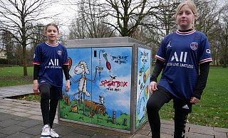 Emilia und Paula sind begeisterte Fußballspielerinnen. Ihr Testurteil zur neuen Sportbox fällt eindeutig aus: "Das Angebot ist wirklich toll." - Klaus Karenfeld Emilia und Paula sind begeisterte Fußballspielerinnen. Ihr Testurteil zur neuen Sportbox fällt eindeutig aus: "Das Angebot ist wirklich toll." - Klaus Karenfeld