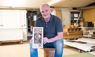 Tischlermeister Udo Knake zeigt das RAL Gütezeichen „Möbelherstellung klimaneutral“, das seiner Möbelfabrik Werner Knake als erstem Handwerksbetrieb der Branche überhaupt verliehen wurde. - Ralf Bittner Tischlermeister Udo Knake zeigt das RAL Gütezeichen „Möbelherstellung klimaneutral“, das seiner Möbelfabrik Werner Knake als erstem Handwerksbetrieb der Branche überhaupt verliehen wurde. - Ralf Bittner
